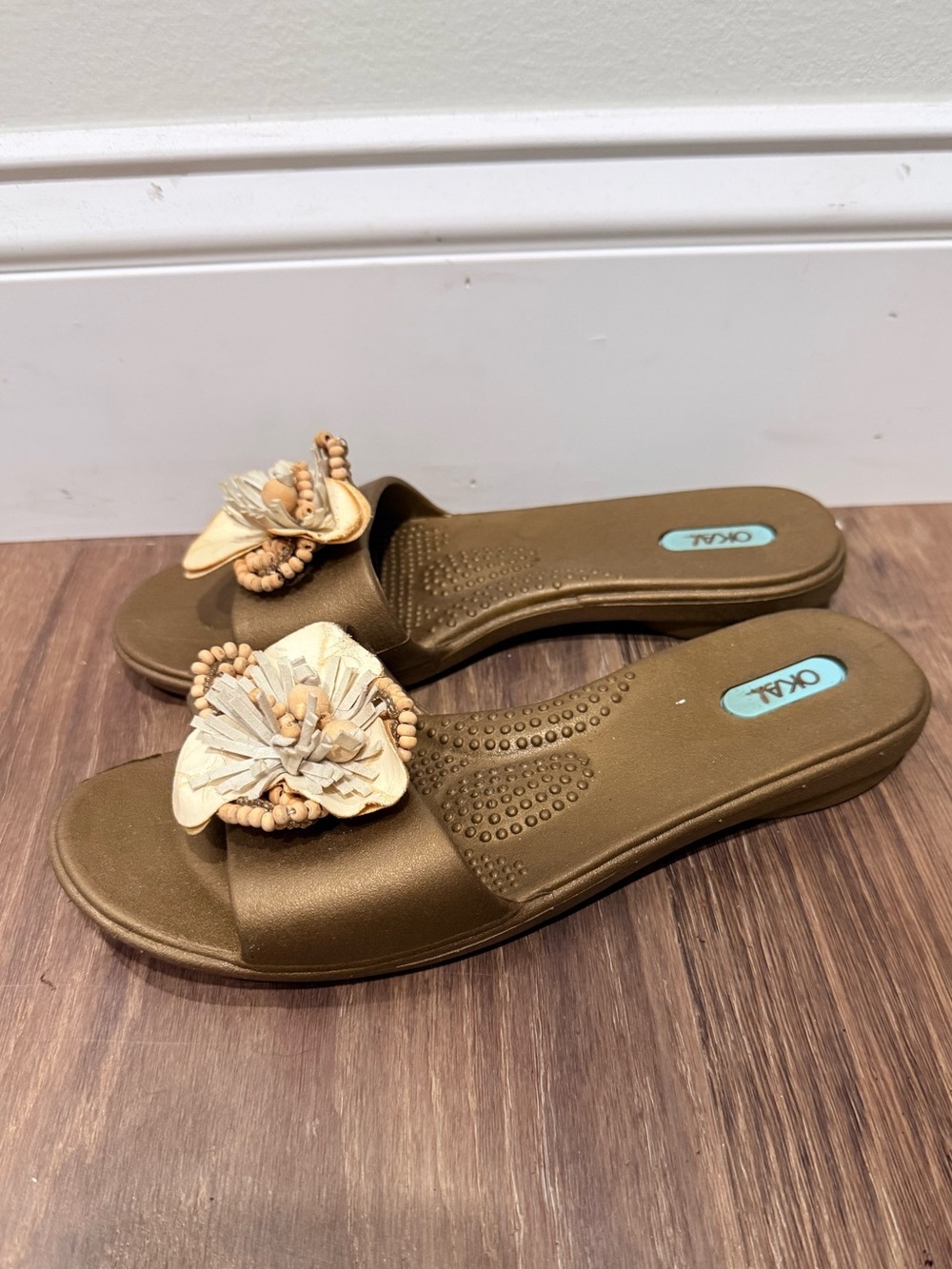🔥Okal Women’s Olive Slide Sandals with Beaded Floral Accent Size S/6 EC🔥